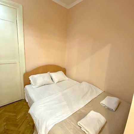 Квартира Біля Залізничного Вокзалу Вулиця Залізнична 10 До 5 Гостей Leópolis Exterior foto